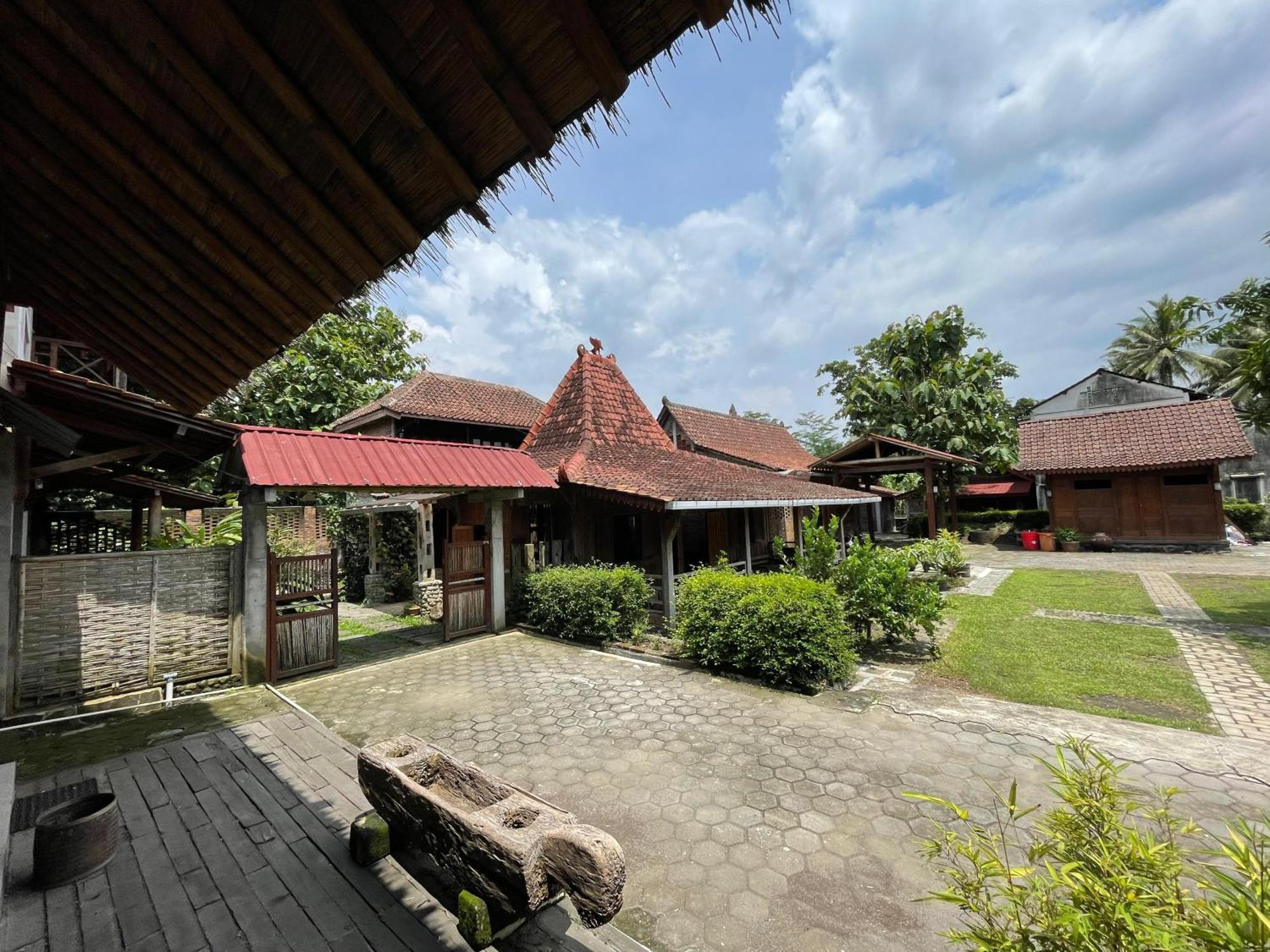 Saka Homestay Boutique & Cafe Magelang Exterior foto